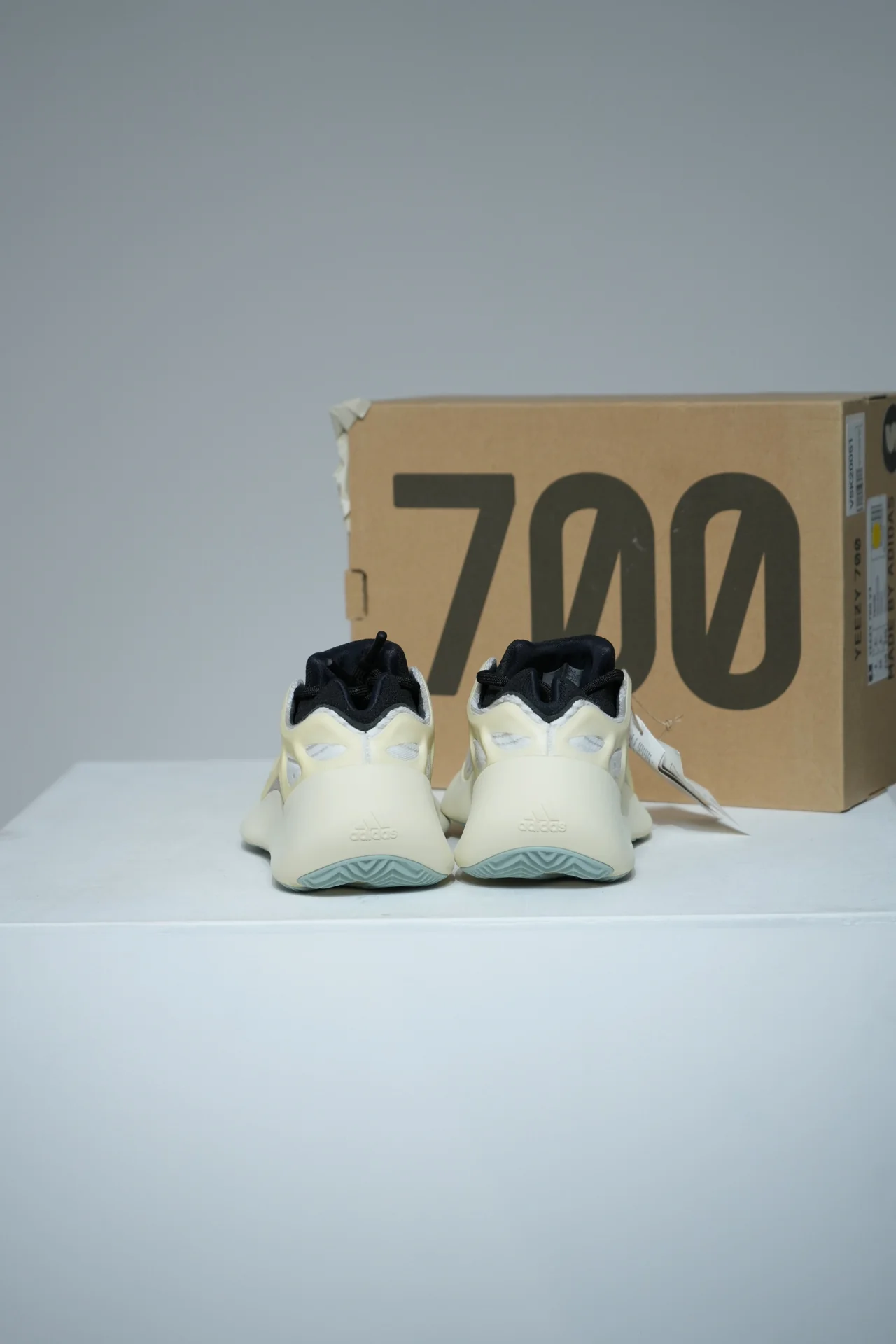 Yeezy 700 Azael (Taille 36,5) - Image 3