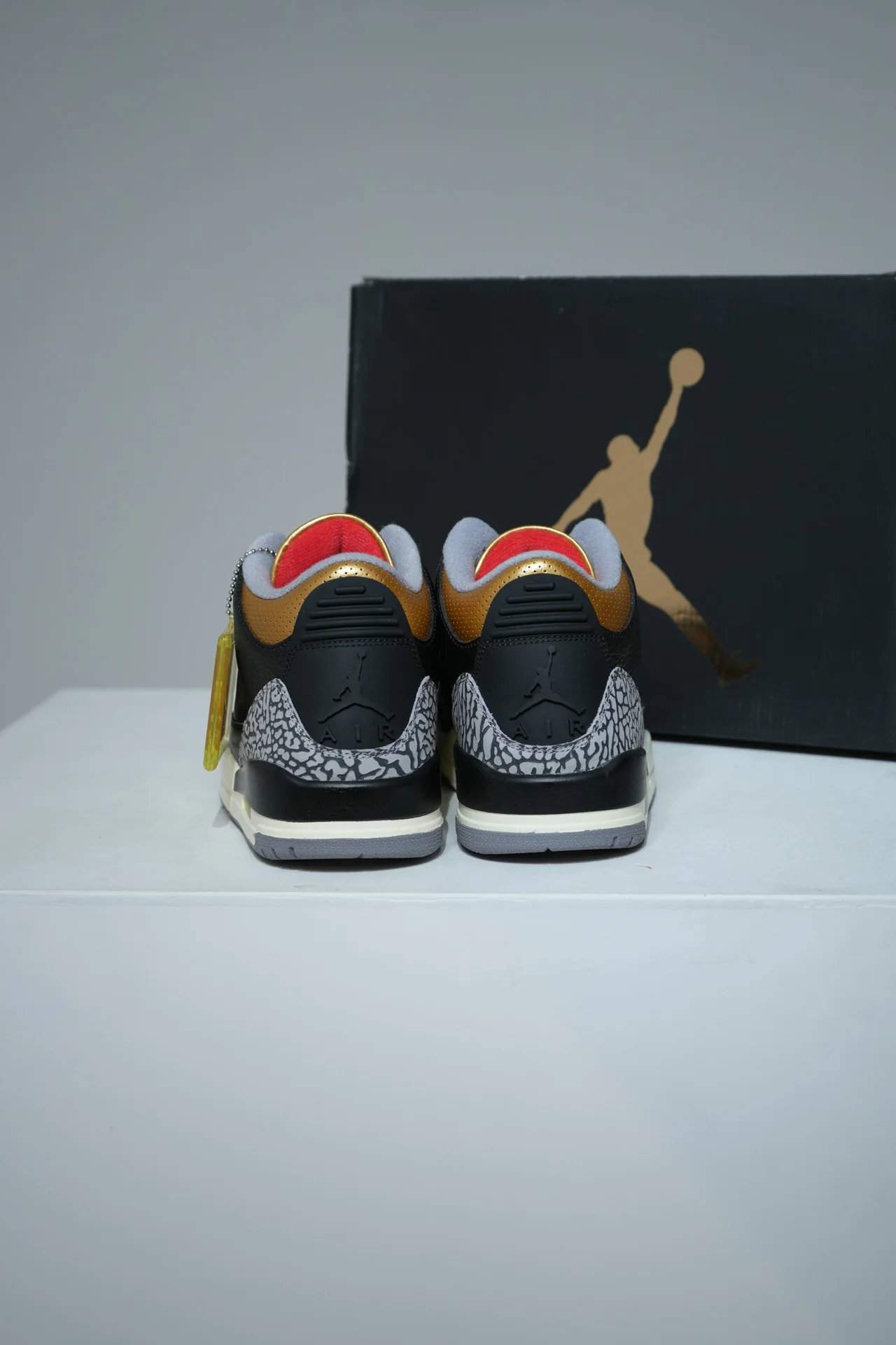Jordan 3 Black Cement Gold (Taille 42) - Image 3