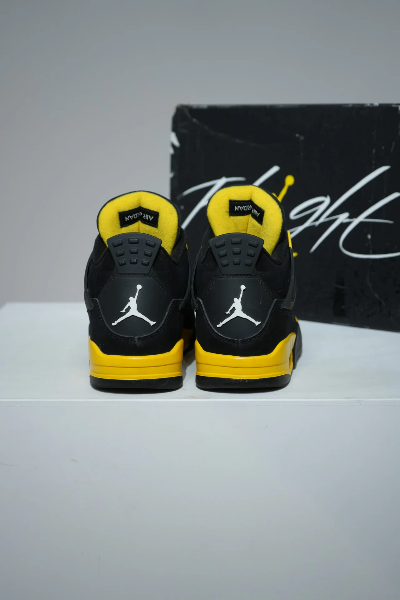 Jordan 4 Thunder (Taille 44,5) - Image 3