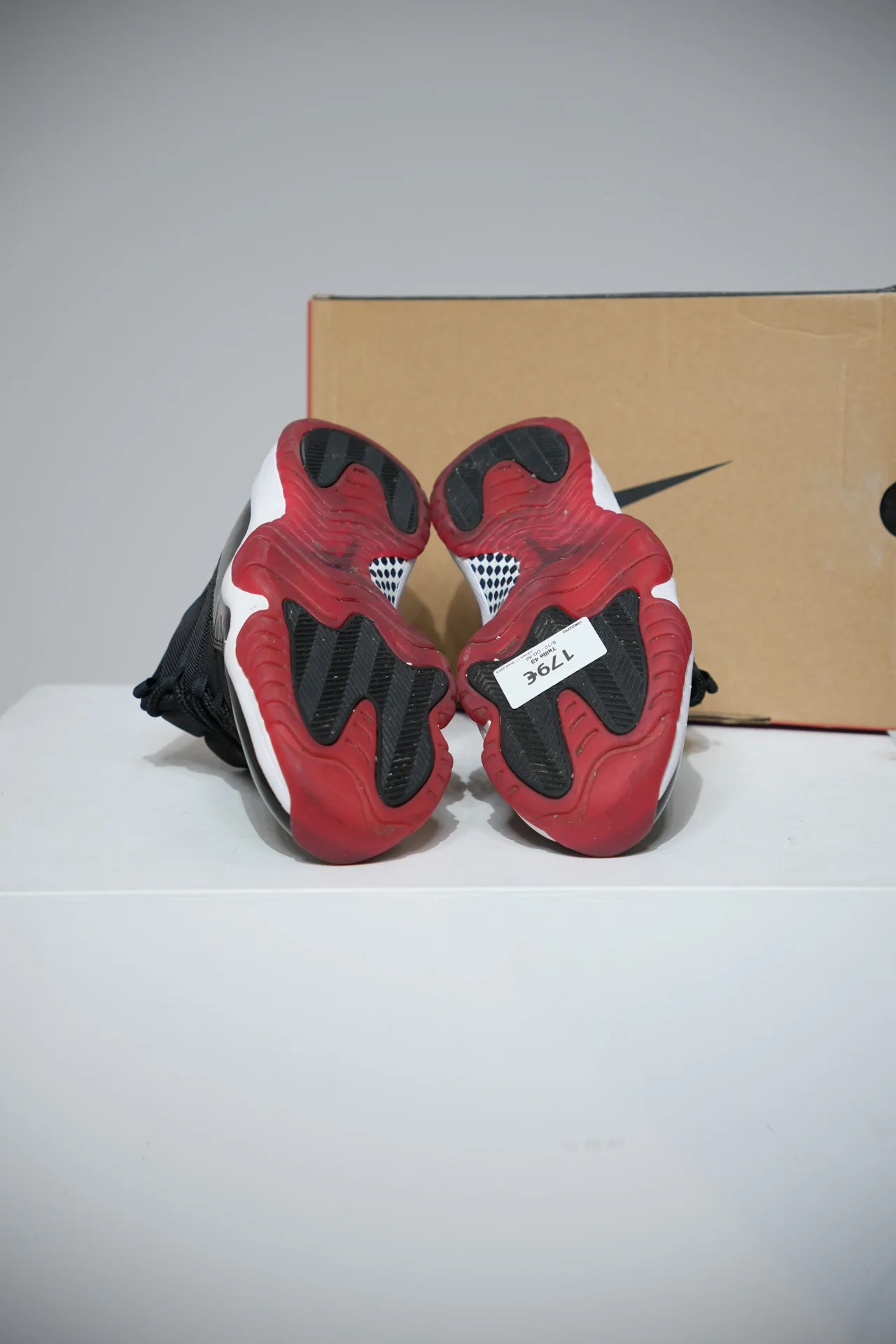 Jordan 11 Bred 2019 (Taille 43) - Image 4